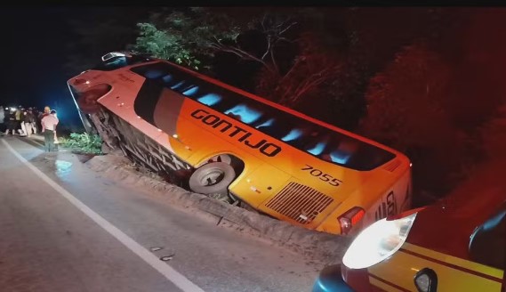 Urgente: Ônibus com 23 passageiros cai em buraco e tomba em rodovia federal