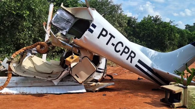 Avião quebra ao meio e revela drogas em pouso forçado após ser interceptado pela FAB