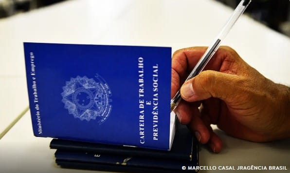 Desemprego recua para 5,6%, a menor taxa desde 2012, mostra IBGE