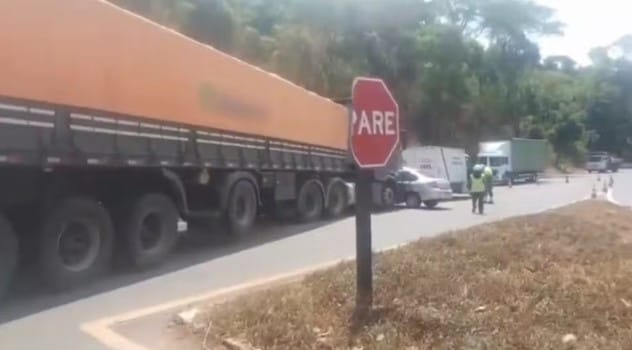 Mulher morre após carro ser atingido por caminhão na BR-414, em Corumbá de Goiás